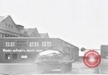 Image des soldats des États-Unis 4e régiment de cavalerie entrez Erftwerk factory Grevenbroich Allemagne, 1945, de la seconde 25 séquences d'archives historiques vidéo 65675072983
