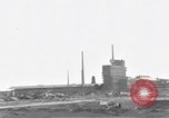 Image des soldats des États-Unis 4e régiment de cavalerie entrez Erftwerk factory Grevenbroich Allemagne, 1945, de la seconde 27 séquences d'archives historiques vidéo 65675072983