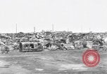 Image des soldats des États-Unis 4e régiment de cavalerie entrez Erftwerk factory Grevenbroich Allemagne, 1945, de la seconde 29 séquences d'archives historiques vidéo 65675072983