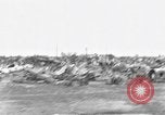 Image des soldats des États-Unis 4e régiment de cavalerie entrez Erftwerk factory Grevenbroich Allemagne, 1945, de la seconde 31 séquences d'archives historiques vidéo 65675072983