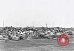 Image des soldats des États-Unis 4e régiment de cavalerie entrez Erftwerk factory Grevenbroich Allemagne, 1945, de la seconde 32 séquences d'archives historiques vidéo 65675072983