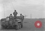 Image des soldats des États-Unis 4e régiment de cavalerie entrez Erftwerk factory Grevenbroich Allemagne, 1945, de la seconde 34 séquences d'archives historiques vidéo 65675072983