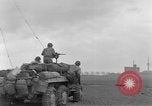 Image des soldats des États-Unis 4e régiment de cavalerie entrez Erftwerk factory Grevenbroich Allemagne, 1945, de la seconde 35 séquences d'archives historiques vidéo 65675072983
