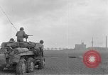 Image des soldats des États-Unis 4e régiment de cavalerie entrez Erftwerk factory Grevenbroich Allemagne, 1945, de la seconde 36 séquences d'archives historiques vidéo 65675072983