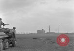 Image des soldats des États-Unis 4e régiment de cavalerie entrez Erftwerk factory Grevenbroich Allemagne, 1945, de la seconde 37 séquences d'archives historiques vidéo 65675072983