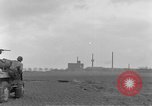 Image des soldats des États-Unis 4e régiment de cavalerie entrez Erftwerk factory Grevenbroich Allemagne, 1945, de la seconde 38 séquences d'archives historiques vidéo 65675072983