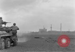 Image des soldats des États-Unis 4e régiment de cavalerie entrez Erftwerk factory Grevenbroich Allemagne, 1945, de la seconde 39 séquences d'archives historiques vidéo 65675072983