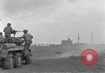 Image des soldats des États-Unis 4e régiment de cavalerie entrez Erftwerk factory Grevenbroich Allemagne, 1945, de la seconde 40 séquences d'archives historiques vidéo 65675072983