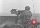 Image des soldats des États-Unis 4e régiment de cavalerie entrez Erftwerk factory Grevenbroich Allemagne, 1945, de la seconde 41 séquences d'archives historiques vidéo 65675072983