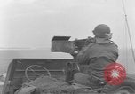 Image des soldats des États-Unis 4e régiment de cavalerie entrez Erftwerk factory Grevenbroich Allemagne, 1945, de la seconde 43 séquences d'archives historiques vidéo 65675072983