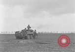 Image des soldats des États-Unis 4e régiment de cavalerie entrez Erftwerk factory Grevenbroich Allemagne, 1945, de la seconde 50 séquences d'archives historiques vidéo 65675072983