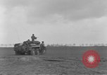 Image des soldats des États-Unis 4e régiment de cavalerie entrez Erftwerk factory Grevenbroich Allemagne, 1945, de la seconde 51 séquences d'archives historiques vidéo 65675072983