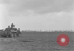 Image des soldats des États-Unis 4e régiment de cavalerie entrez Erftwerk factory Grevenbroich Allemagne, 1945, de la seconde 52 séquences d'archives historiques vidéo 65675072983