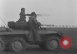 Image des soldats des États-Unis 4e régiment de cavalerie entrez Erftwerk factory Grevenbroich Allemagne, 1945, de la seconde 59 séquences d'archives historiques vidéo 65675072983