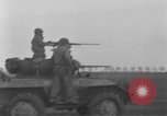 Image des soldats des États-Unis 4e régiment de cavalerie entrez Erftwerk factory Grevenbroich Allemagne, 1945, de la seconde 60 séquences d'archives historiques vidéo 65675072983