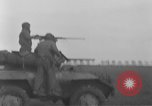 Image des soldats des États-Unis 4e régiment de cavalerie entrez Erftwerk factory Grevenbroich Allemagne, 1945, de la seconde 61 séquences d'archives historiques vidéo 65675072983