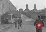 Image US Army Erftwerk 4e troupes de cavalerie entrez factory Grevenbroich Allemagne, 1945, de la seconde 28 séquences d'archives historiques vidéo 65675072984