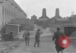 Image US Army Erftwerk 4e troupes de cavalerie entrez factory Grevenbroich Allemagne, 1945, de la seconde 29 séquences d'archives historiques vidéo 65675072984