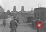 Image US Army Erftwerk 4e troupes de cavalerie entrez factory Grevenbroich Allemagne, 1945, de la seconde 32 séquences d'archives historiques vidéo 65675072984