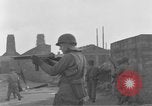 Image US Army Erftwerk 4e troupes de cavalerie entrez factory Grevenbroich Allemagne, 1945, de la seconde 35 séquences d'archives historiques vidéo 65675072984