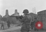 Image US Army Erftwerk 4e troupes de cavalerie entrez factory Grevenbroich Allemagne, 1945, de la seconde 36 séquences d'archives historiques vidéo 65675072984