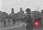 Image US Army Erftwerk 4e troupes de cavalerie entrez factory Grevenbroich Allemagne, 1945, de la seconde 37 séquences d'archives historiques vidéo 65675072984