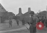 Image US Army Erftwerk 4e troupes de cavalerie entrez factory Grevenbroich Allemagne, 1945, de la seconde 38 séquences d'archives historiques vidéo 65675072984