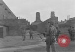 Image US Army Erftwerk 4e troupes de cavalerie entrez factory Grevenbroich Allemagne, 1945, de la seconde 40 séquences d'archives historiques vidéo 65675072984