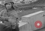 Image US Army Erftwerk 4e troupes de cavalerie entrez factory Grevenbroich Allemagne, 1945, de la seconde 57 séquences d'archives historiques vidéo 65675072984