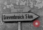 Image 4e régiment de cavalerie réservoir M10 destroyer pénètre dans la ville Grevenbroich Allemagne, 1945, de la seconde 4 séquences d'archives historiques vidéo 65675072985
