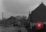 Image 4e régiment de cavalerie réservoir M10 destroyer pénètre dans la ville Grevenbroich Allemagne, 1945, de la seconde 8 séquences d'archives historiques vidéo 65675072985