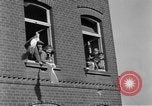 Image 4e régiment de cavalerie réservoir M10 destroyer pénètre dans la ville Grevenbroich Allemagne, 1945, de la seconde 10 séquences d'archives historiques vidéo 65675072985