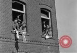 Image 4e régiment de cavalerie réservoir M10 destroyer pénètre dans la ville Grevenbroich Allemagne, 1945, de la seconde 12 séquences d'archives historiques vidéo 65675072985