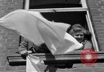 Image 4e régiment de cavalerie réservoir M10 destroyer pénètre dans la ville Grevenbroich Allemagne, 1945, de la seconde 17 séquences d'archives historiques vidéo 65675072985