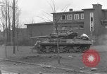 Image 4e régiment de cavalerie réservoir M10 destroyer pénètre dans la ville Grevenbroich Allemagne, 1945, de la seconde 27 séquences d'archives historiques vidéo 65675072985