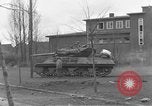Image 4e régiment de cavalerie réservoir M10 destroyer pénètre dans la ville Grevenbroich Allemagne, 1945, de la seconde 28 séquences d'archives historiques vidéo 65675072985