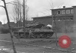 Image 4e régiment de cavalerie réservoir M10 destroyer pénètre dans la ville Grevenbroich Allemagne, 1945, de la seconde 29 séquences d'archives historiques vidéo 65675072985