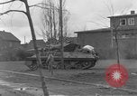 Image 4e régiment de cavalerie réservoir M10 destroyer pénètre dans la ville Grevenbroich Allemagne, 1945, de la seconde 30 séquences d'archives historiques vidéo 65675072985