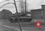 Image 4e régiment de cavalerie réservoir M10 destroyer pénètre dans la ville Grevenbroich Allemagne, 1945, de la seconde 31 séquences d'archives historiques vidéo 65675072985