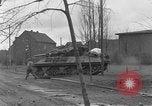 Image 4e régiment de cavalerie réservoir M10 destroyer pénètre dans la ville Grevenbroich Allemagne, 1945, de la seconde 32 séquences d'archives historiques vidéo 65675072985