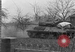 Image 4e régiment de cavalerie réservoir M10 destroyer pénètre dans la ville Grevenbroich Allemagne, 1945, de la seconde 33 séquences d'archives historiques vidéo 65675072985