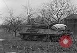 Image 4e régiment de cavalerie réservoir M10 destroyer pénètre dans la ville Grevenbroich Allemagne, 1945, de la seconde 40 séquences d'archives historiques vidéo 65675072985