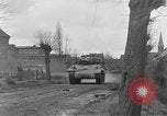 Image 4e régiment de cavalerie réservoir M10 destroyer pénètre dans la ville Grevenbroich Allemagne, 1945, de la seconde 47 séquences d'archives historiques vidéo 65675072985