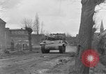Image 4e régiment de cavalerie réservoir M10 destroyer pénètre dans la ville Grevenbroich Allemagne, 1945, de la seconde 48 séquences d'archives historiques vidéo 65675072985