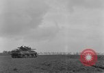 Image 4e régiment de cavalerie réservoir M10 destroyer pénètre dans la ville Grevenbroich Allemagne, 1945, de la seconde 50 séquences d'archives historiques vidéo 65675072985