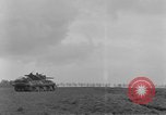 Image 4e régiment de cavalerie réservoir M10 destroyer pénètre dans la ville Grevenbroich Allemagne, 1945, de la seconde 53 séquences d'archives historiques vidéo 65675072985