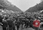 Standbild Scharfschützen Angriff Paris Frankreich, 1944, aus Sekunde 25 historischem Filmmaterial Videoclip 65675073010