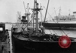 Standbild Ankunft der Kohle Genua Italien, 1947, aus Sekunde 4 historischem Filmmaterial Videoclip 65675073035