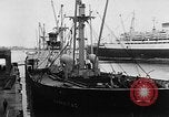 Standbild Ankunft der Kohle Genua Italien, 1947, aus Sekunde 5 historischem Filmmaterial Videoclip 65675073035
