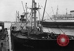 Standbild Ankunft der Kohle Genua Italien, 1947, aus Sekunde 6 historischem Filmmaterial Videoclip 65675073035
